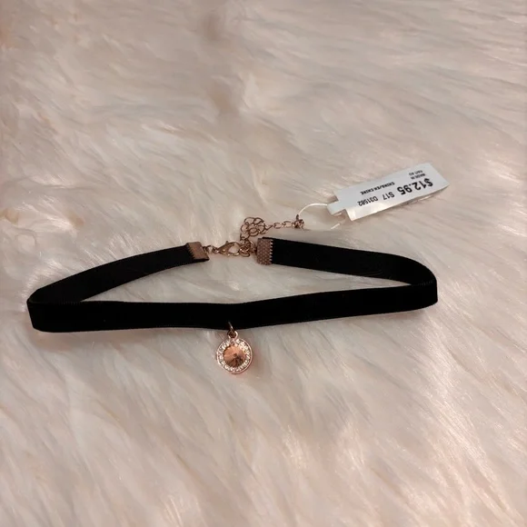 BNWT Le Chateau Elegant Black Choker Necklace with Gold Pendant - Picture 1 of 4